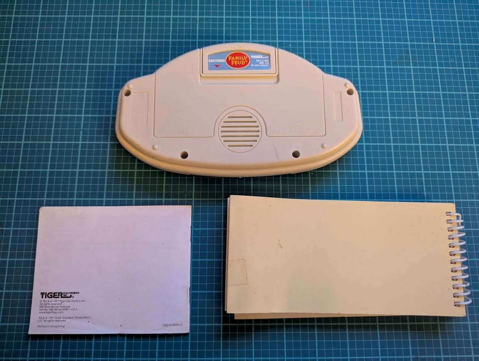 Family Feud Handheld Game - photo 2