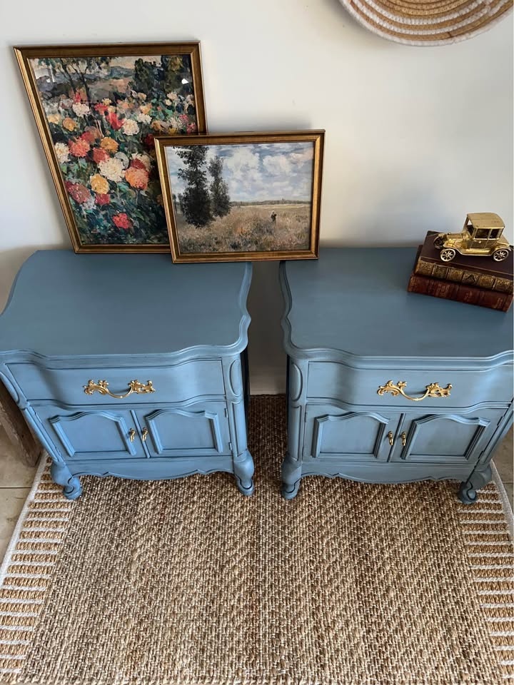 Vintage French Provincial Nightstands – Refinished Set - photo 3