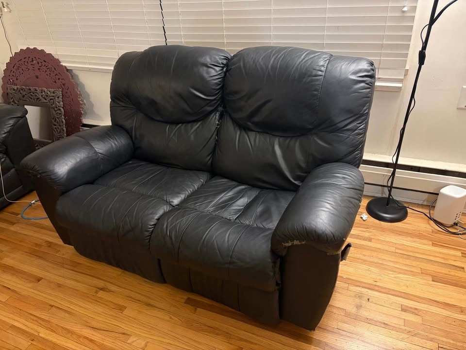 Recliner couch - photo 3