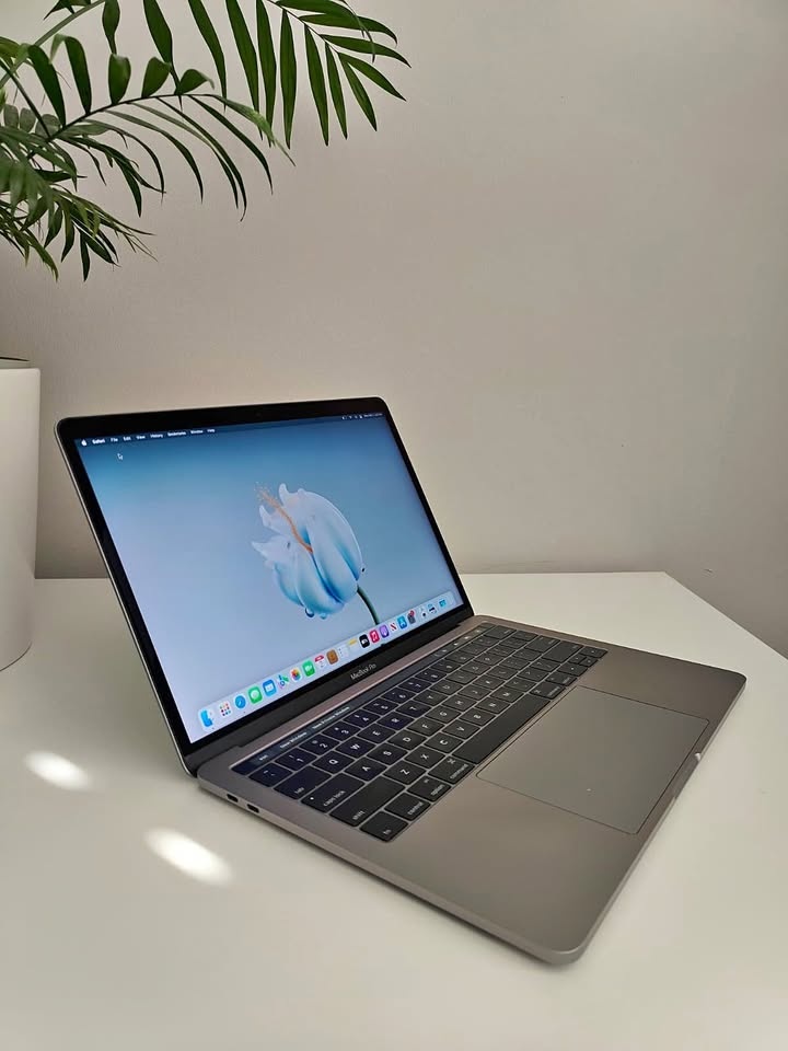 Macbook Pro Touchbar 16GB RAM 500GB STORAGE