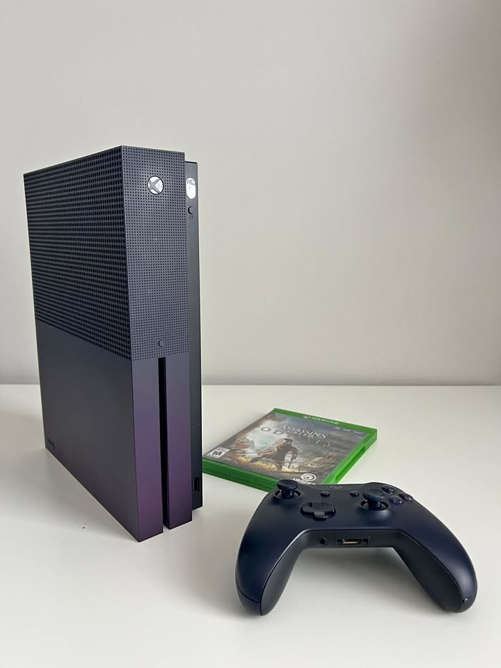 Xbox One S 4K UHD 1TB Special Disc Edition + Controller + Game