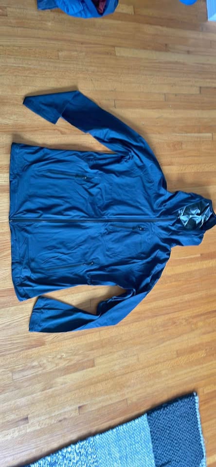 Patagonia Men’s XL lightweight rain coat dark blue