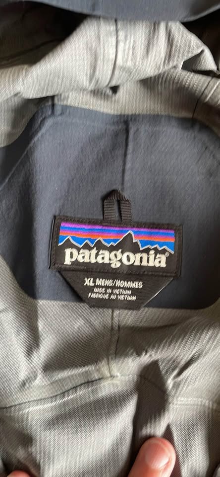 Patagonia Men’s XL lightweight rain coat dark blue - photo 2