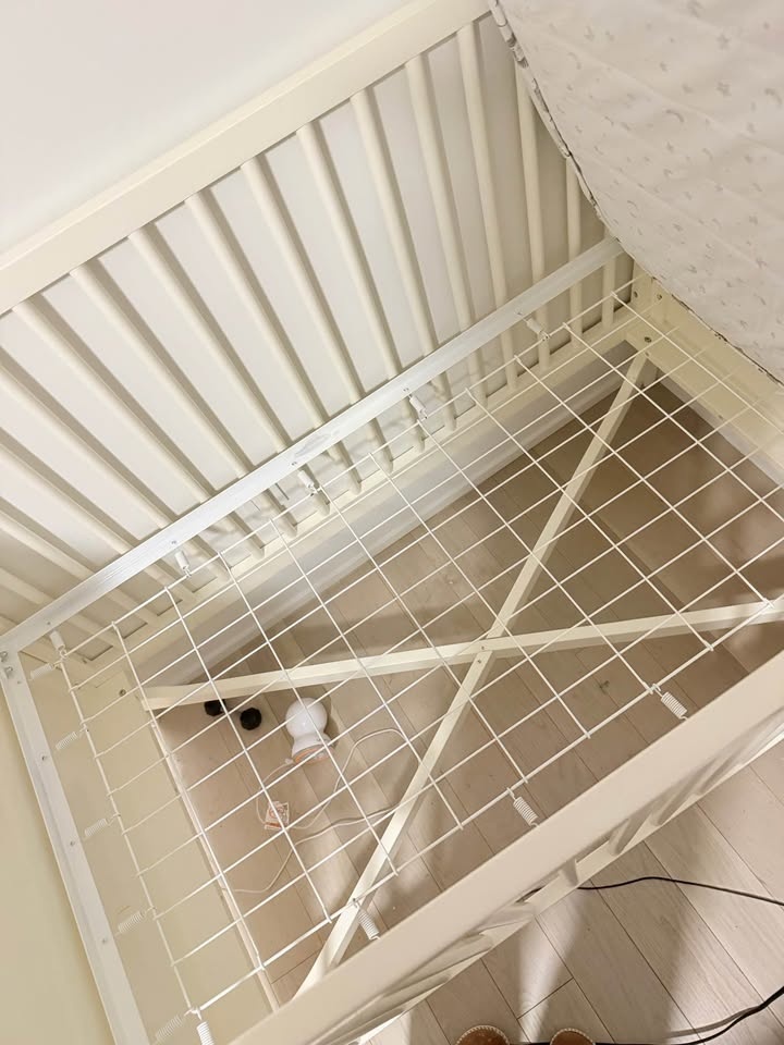 Crate & Barrel Crib & Waterproof Mattress - photo 2