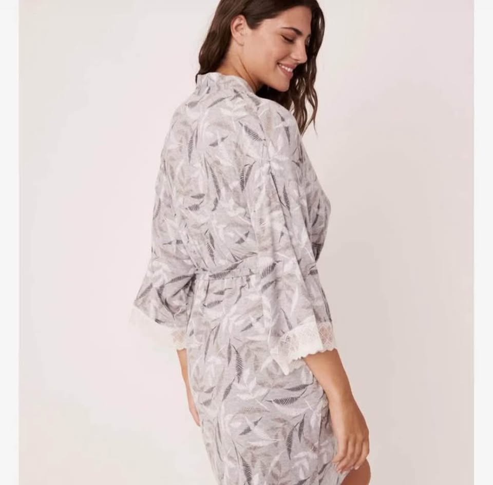New with tags Soft light weight robe with 3/4 sleeves - photo 2