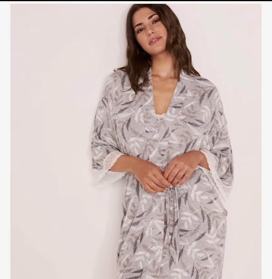 New with tags Soft light weight robe with 3/4 sleeves - photo 3