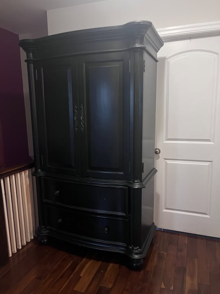 Beautiful Wood Armoire made by Hooker Furniture - photo 2