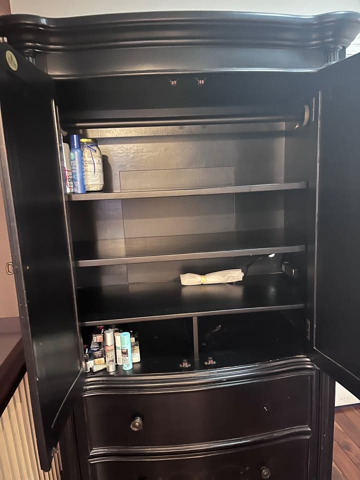 Beautiful Wood Armoire made by Hooker Furniture - photo 3