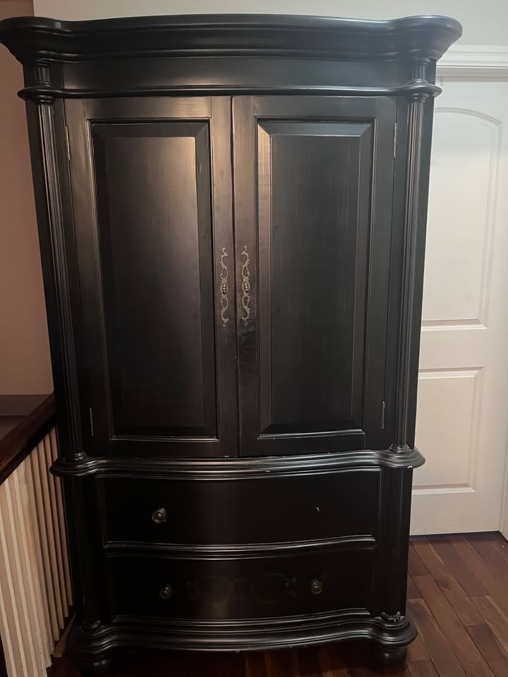 Beautiful Wood Armoire made by Hooker Furniture - photo 5