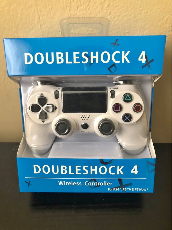 White DOUBLESHOCK 4 Wireless Controller PS4