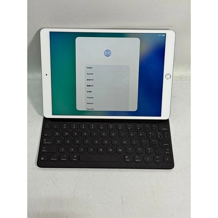 Apple iPad Air 3rd Gen 256GB + Keyboard + Charger