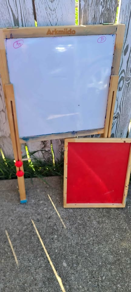 Kids adjustable easel