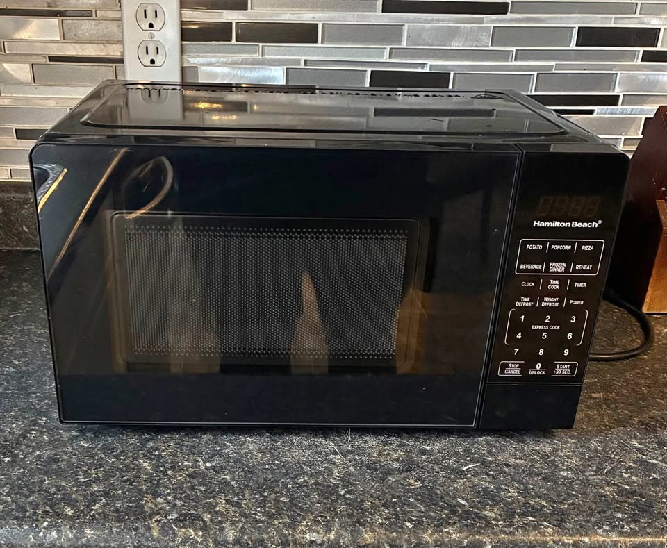 Hamilton Beach 0.7 CU FT Microwave