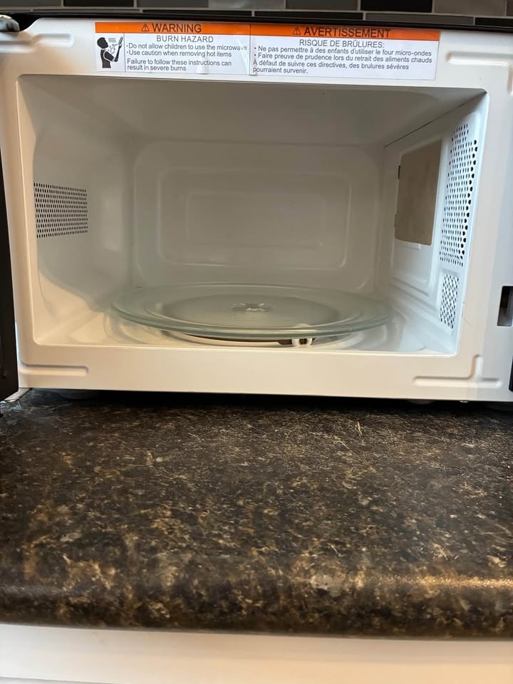 Hamilton Beach 0.7 CU FT Microwave - photo 2
