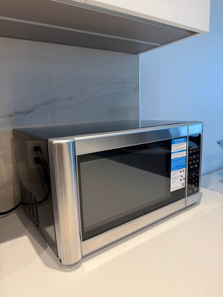 Hamilton Beach 1.1 cu ft 1000W Countertop Microwave - photo 2