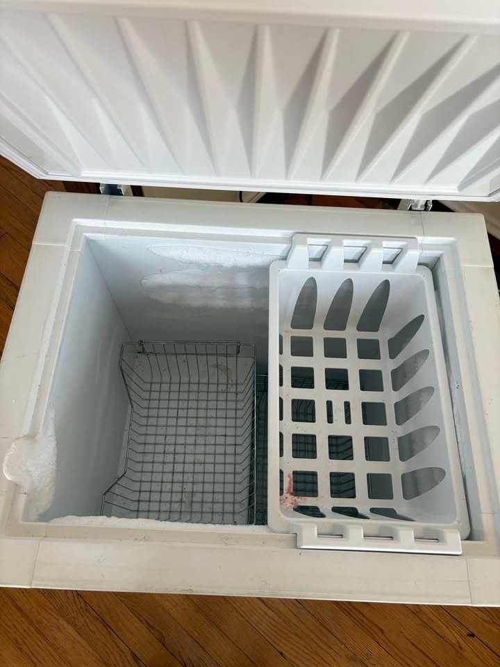 Frigidaire 5.0 cu ft Chest Freezer – Working, Compact - photo 2