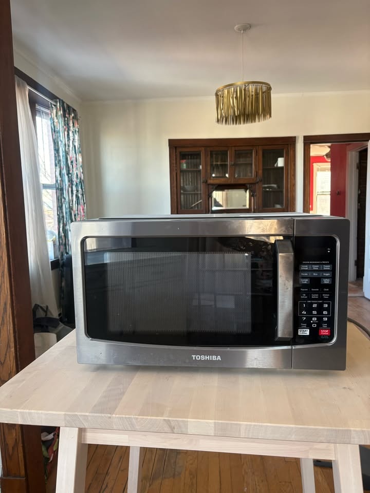Toshiba Compact Countertop Microwave – Like New - photo 3