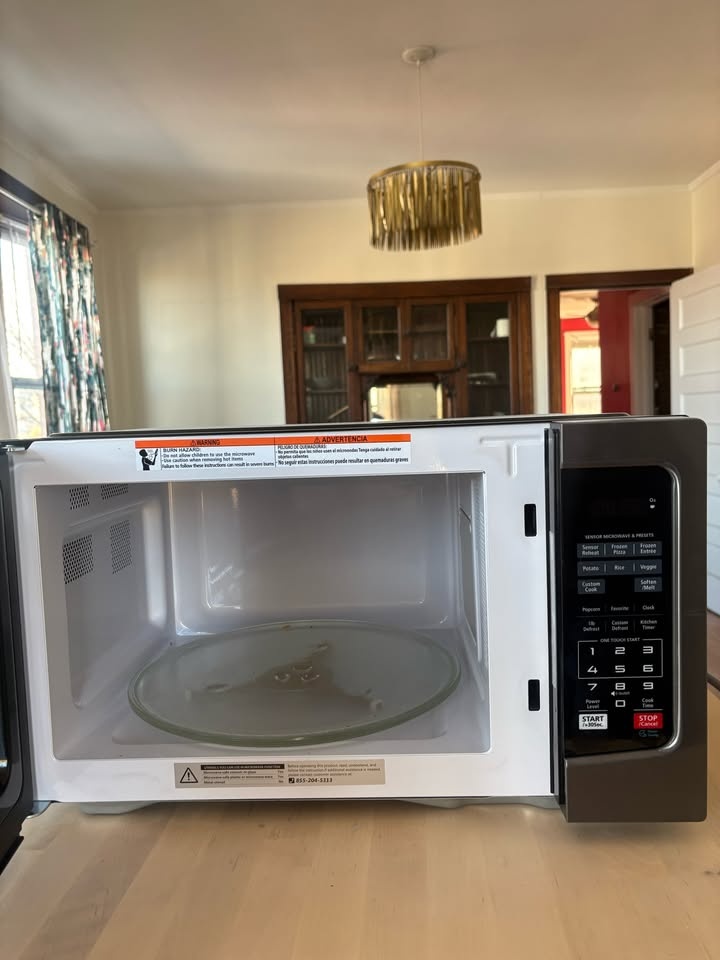 Toshiba Compact Countertop Microwave – Like New - photo 4