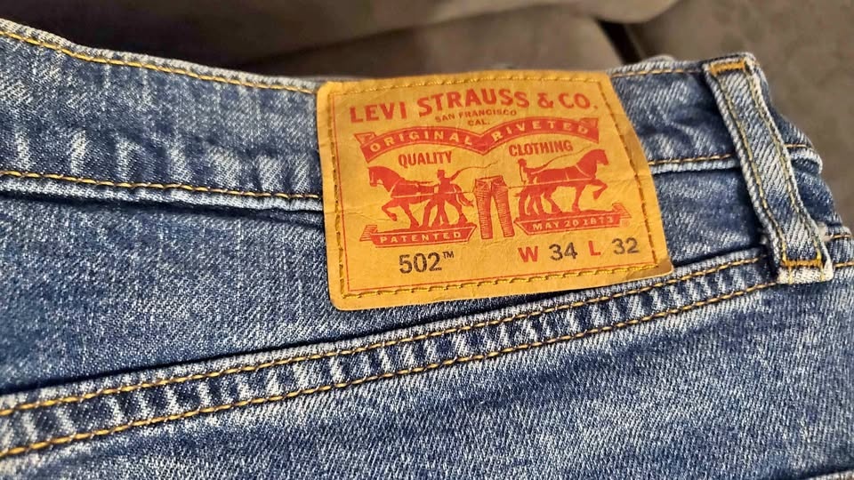 Levi Jeans 34 Waist 32 Length