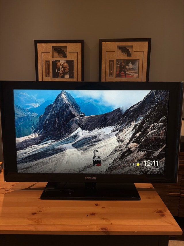 Samsung 40” LED Smart TV – Great Condition, Works perfect - photo 2