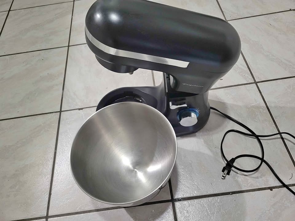 Standing cake mixer