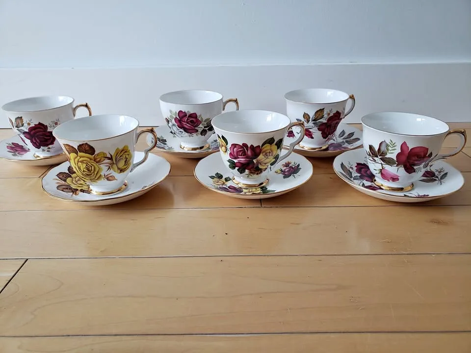Set of 6 Queen Anne Fine Bone China Cups & Saucers - Roses thumbnail