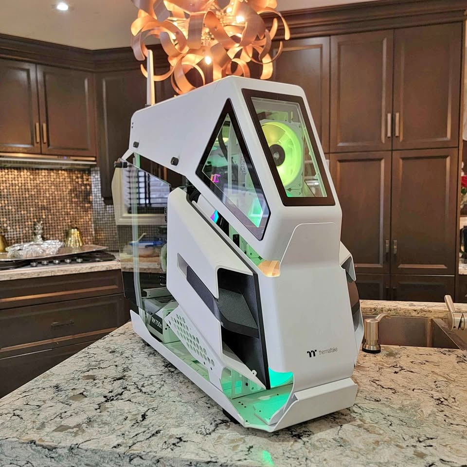Custom PC - Ryzen 7 7700x / RTX 4070 / 32GB DDR5 RAM / 5TB