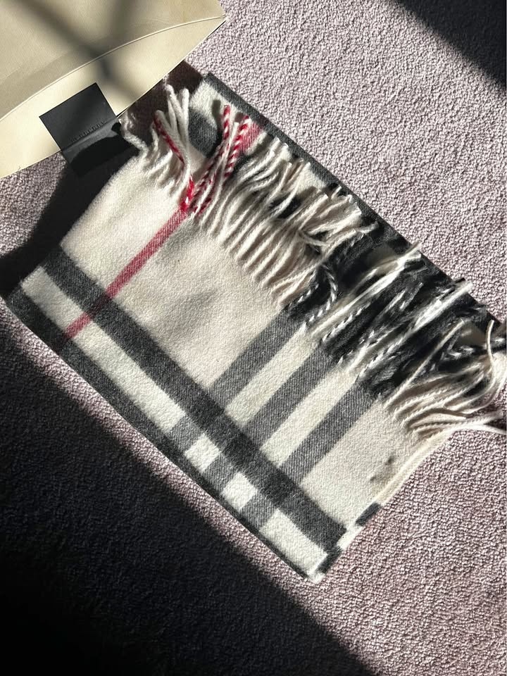 Burberry Scarf with tag