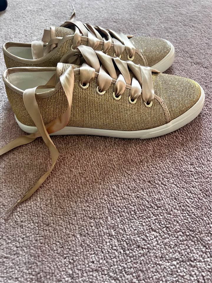 Le Chateau Sparkle Runners