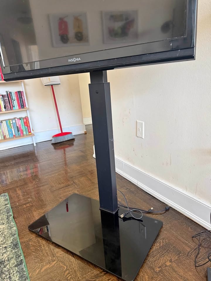 Extendible TV Stand