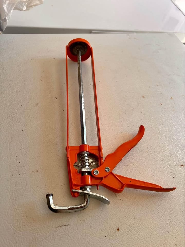 Caulking gun