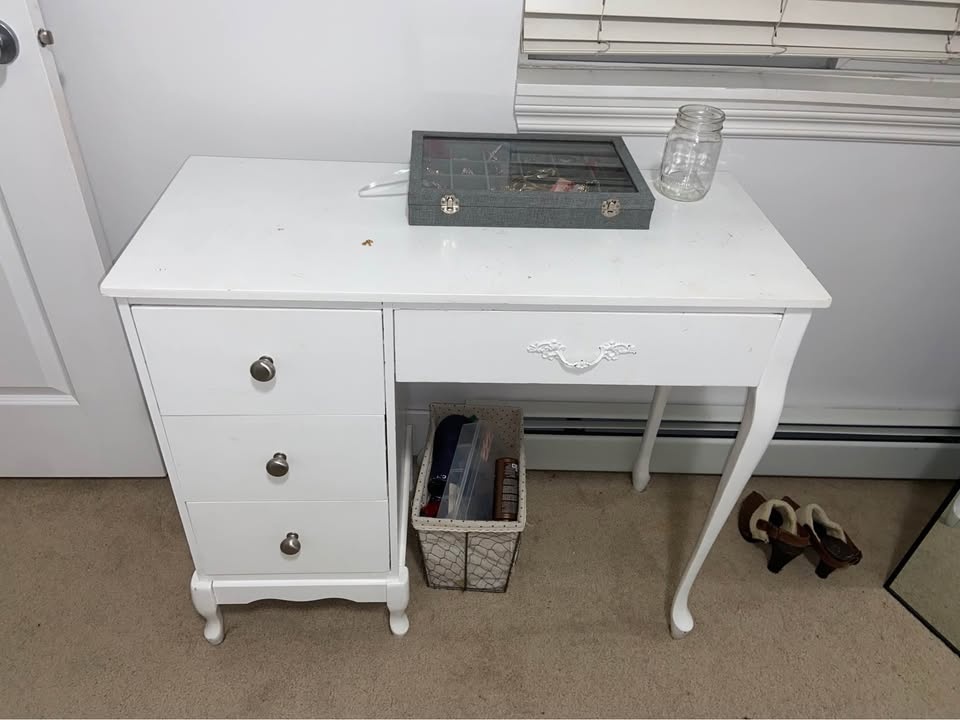 White vintage vanity - photo 4