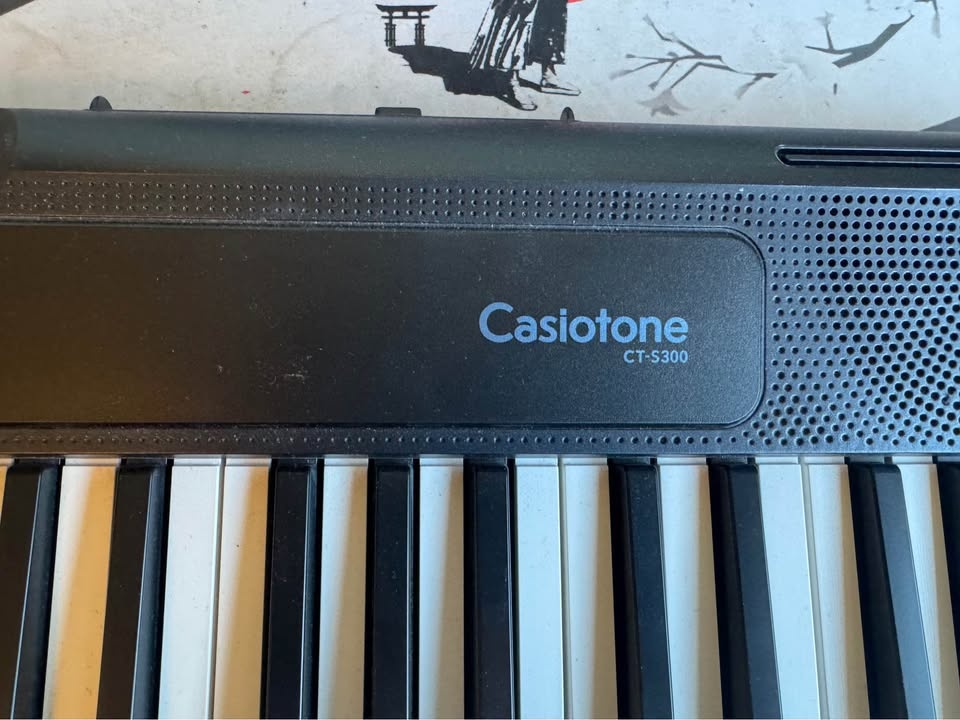 Casio Keyboard Piano - Casitone CT-S300 - Perfect Condition - photo 3