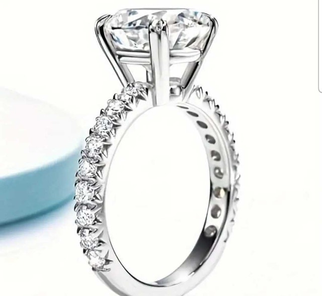 Beautiful Engagement Ring - photo 2
