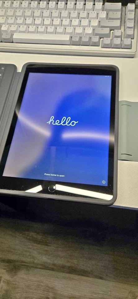 iPad 9th Gen + Case & Keyboard
