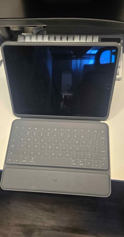 iPad 9th Gen + Case & Keyboard - photo 3
