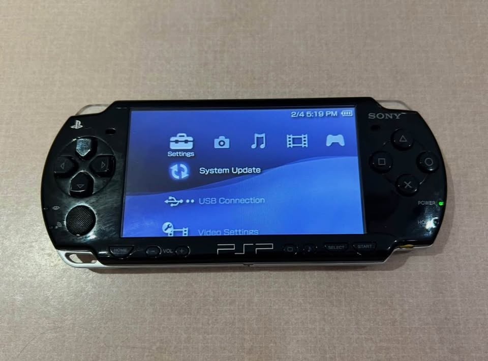 Sony PSP 2000 with NEW Battery - photo 2