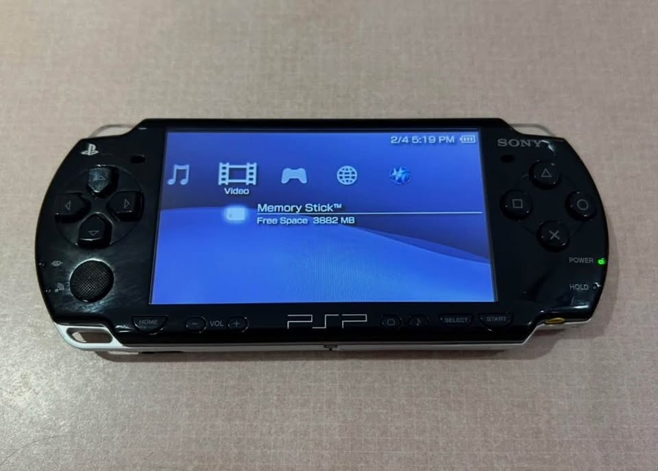 Sony PSP 2000 with NEW Battery - photo 3