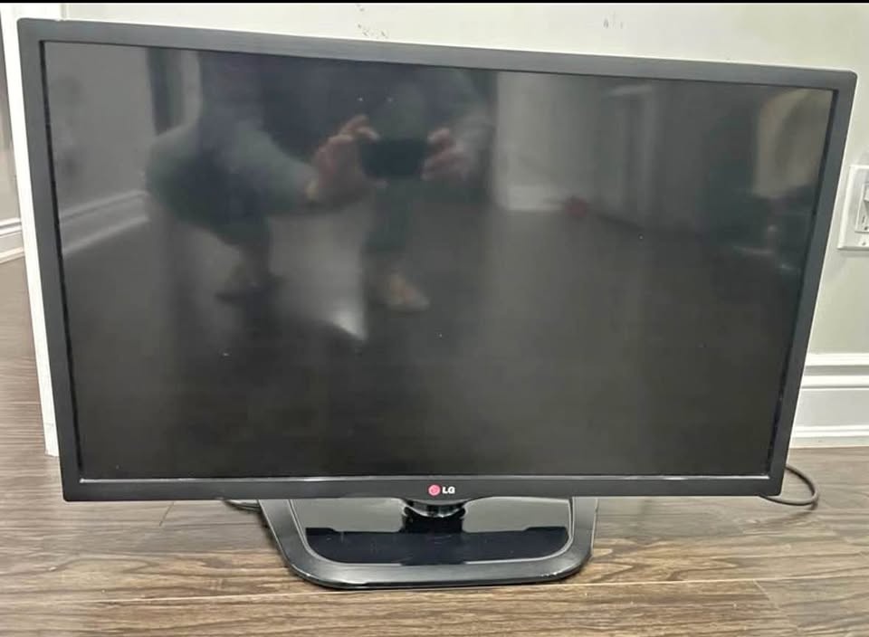 TV Stand with 2 TVs (42" and 32")