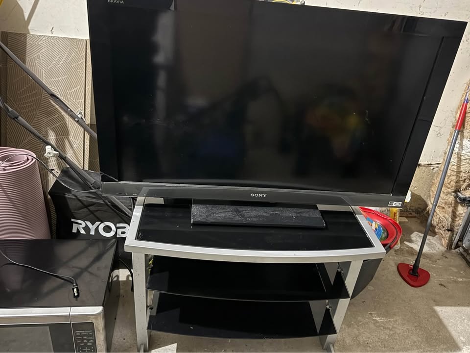 TV Stand with 2 TVs (42" and 32") - photo 3