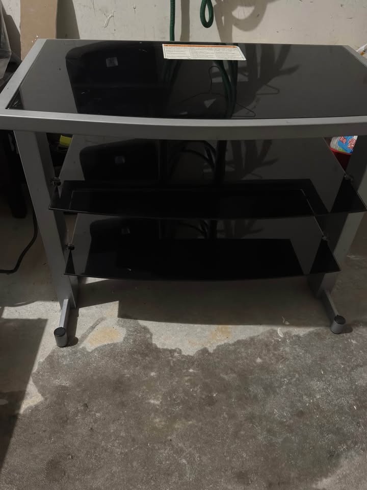 TV Stand with 2 TVs (42" and 32") - photo 4