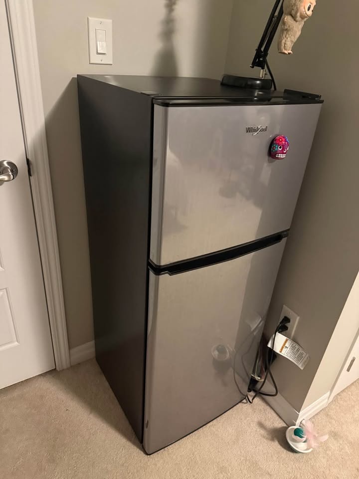 Medium Whirlpool fridge with freezer - photo 3