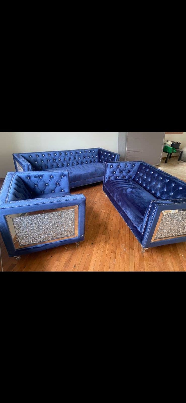 Detailed Crafted Living Room Set - Like New - photo 2