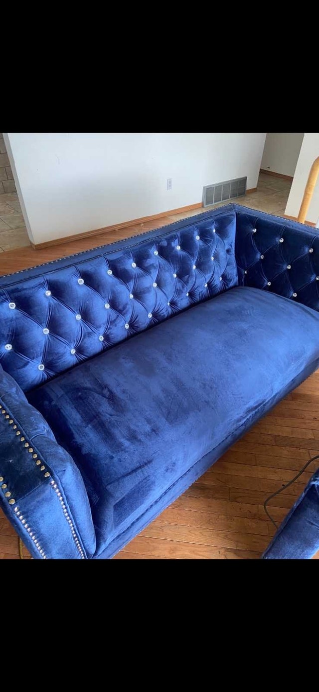 Detailed Crafted Living Room Set - Like New - photo 4