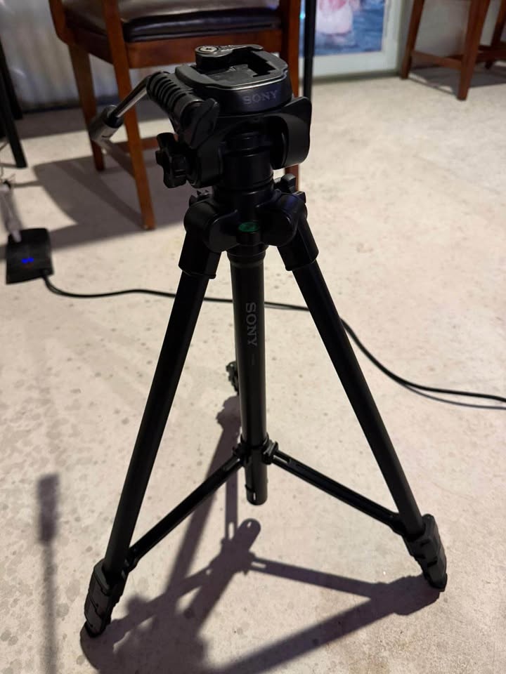 Used Sony VCT-R640 Video Camera Tripod - photo 2