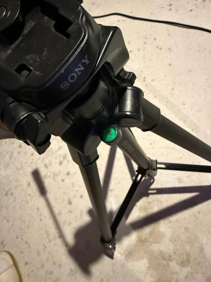 Used Sony VCT-R640 Video Camera Tripod - photo 4