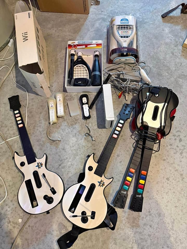 Nintendo Wii Bundle + Guitar Hero Party Set (4 Guitars!)