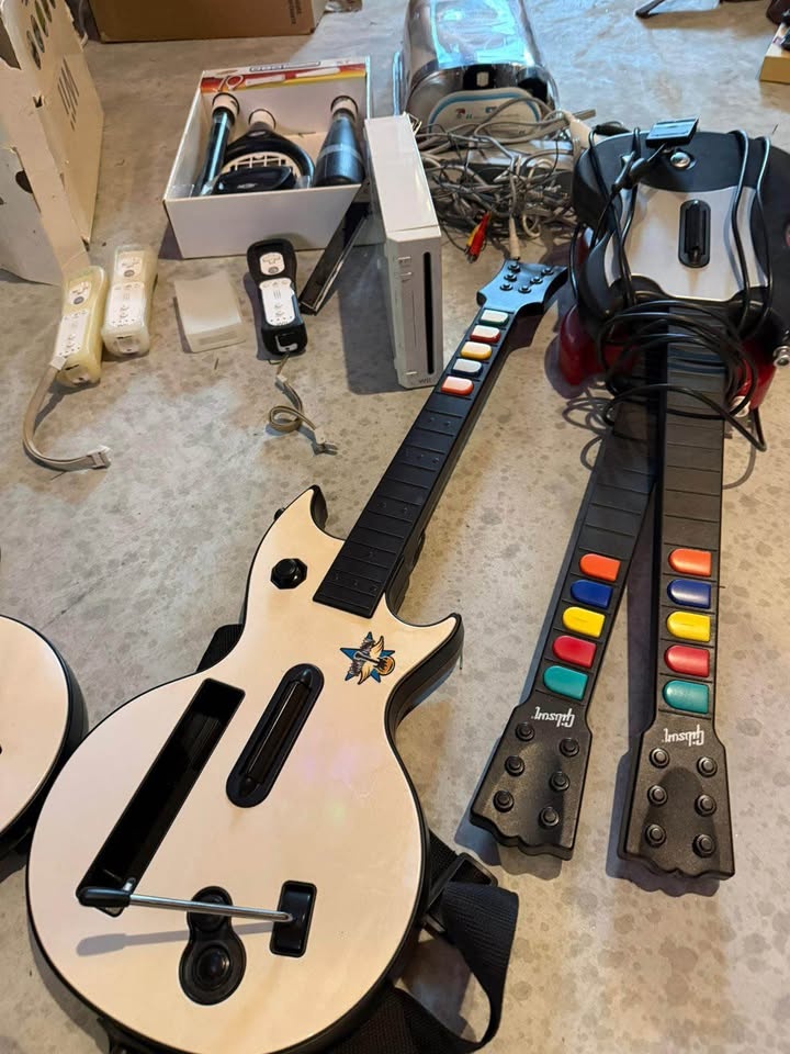 Nintendo Wii Bundle + Guitar Hero Party Set (4 Guitars!) - photo 2