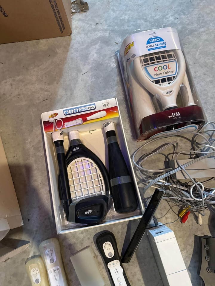 Nintendo Wii Bundle + Guitar Hero Party Set (4 Guitars!) - photo 3