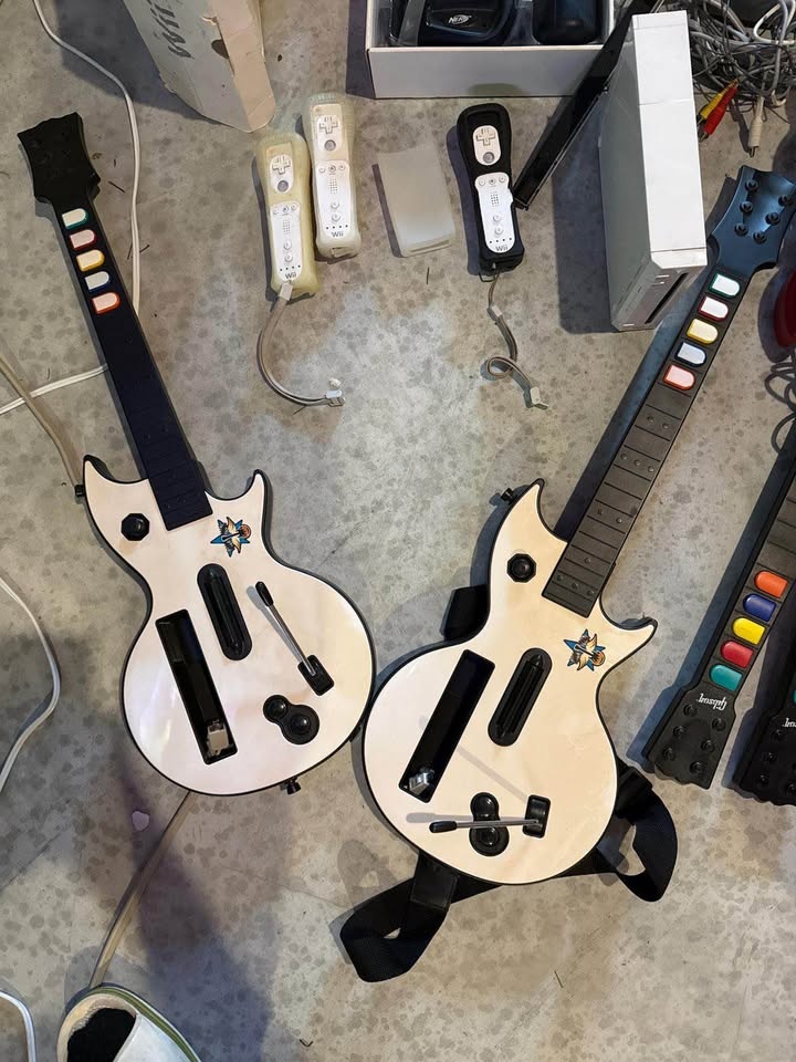 Nintendo Wii Bundle + Guitar Hero Party Set (4 Guitars!) - photo 4